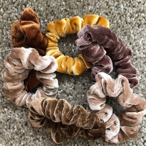 They are all brown and velvet, Never used,week old